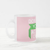 おもしろいなピンクは私で説明できます心配しません フロストグラスマグカップ (左)