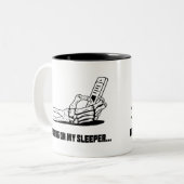 おもしろいなファンタジーのフットボール ツートーンマグカップ (正面左)