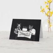 おもしろいなヴィンテージの子猫の猫によって服を着せられる子ネコの誕生日 カード (黄色い花)