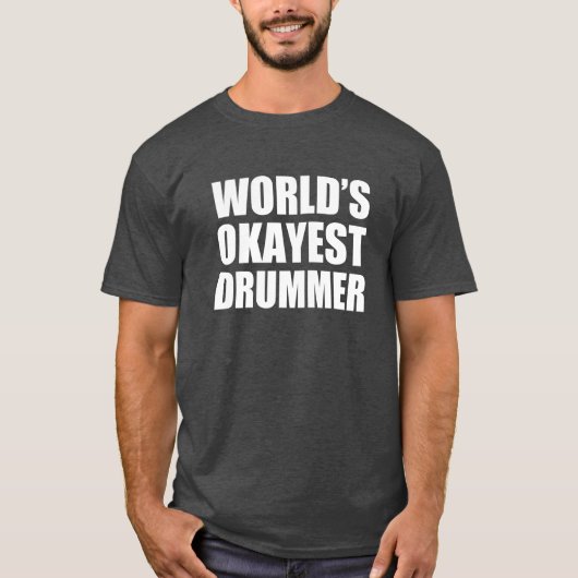 おもしろいな世界のOkayestのドラマー Tシャツ (正面)