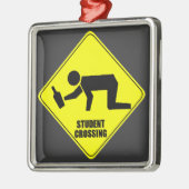おもしろいな交通標識-飲まれた学生の交差 メタルオーナメント (左)