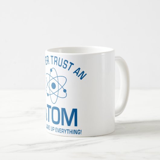 おもしろいな化学しゃれの冗談は決して原子を信頼しません コーヒーマグカップ (正面右)