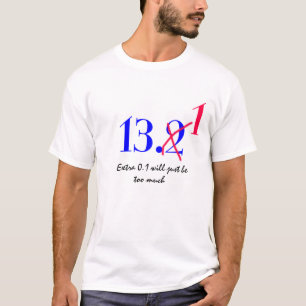 おもしろいな半分のマラソンのTシャツのデザイン Tシャツ