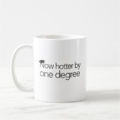 おもしろいな卒業は1度-マグ、今震えます コーヒーマグカップ (左)