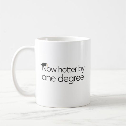 おもしろいな卒業は1度-マグ、今震えます コーヒーマグカップ (左)