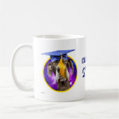 おもしろいな卒業犬の身に着けている帽子 コーヒーマグカップ (左)