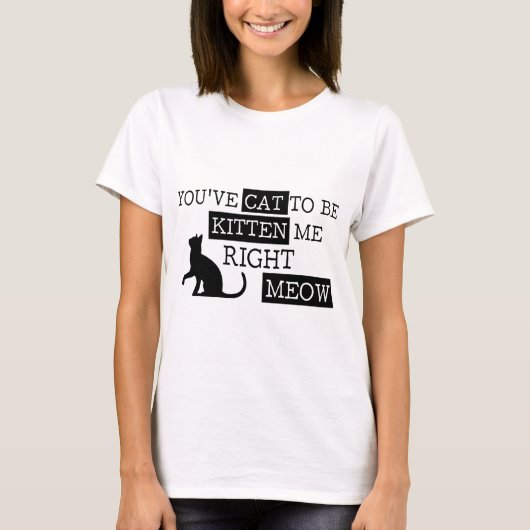 おもしろいな子ネコの猫の鳴き声である猫があります Tシャツ (正面)