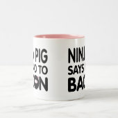 おもしろいな忍者のブタはベーコンを拒否します ツートーンマグカップ (中央)