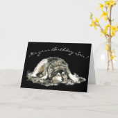 おもしろいな息子の誕生日によって疲れさせているうたた寝のハスキーな犬 カード (黄色い花)