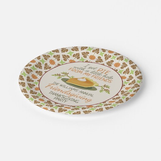 おもしろいな感謝祭のFriendsgivingのパーティーのパンプキンパイ ペーパープレート (アングル)