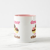 おもしろいな打楽器のドラマー ツートーンマグカップ (中央)