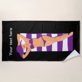 おもしろいな日光浴をする女の子のデザイン ビーチタオル (正面)