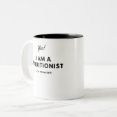 おもしろいな栄養士の黒く及び白い引用文 ツートーンマグカップ (正面左)