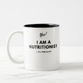 おもしろいな栄養士の黒く及び白い引用文 ツートーンマグカップ (左)