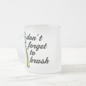 おもしろいな歯ブラシの歯科医のマグ フロストグラスマグカップ (正面左)