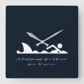 おもしろいな泳ぐ人の水泳の鮫の皮肉の恋人のギフト スクエア壁時計 (正面)