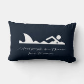 おもしろいな泳ぐ人の水泳の鮫の皮肉の恋人のギフト ランバークッション (裏面)