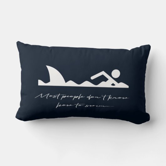 おもしろいな泳ぐ人の水泳の鮫の皮肉の恋人のギフト ランバークッション (裏面)