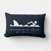 おもしろいな泳ぐ人の水泳の鮫の皮肉の恋人のギフト ランバークッション (正面)