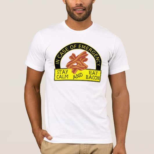 おもしろいな滞在の平静はベーコンのワイシャツを食べます Tシャツ (正面)