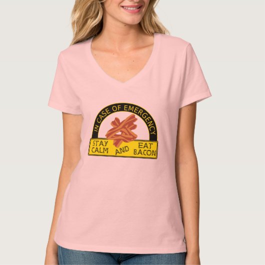 おもしろいな滞在の平静は、ベーコンのワイシャツを食べます Tシャツ (正面)