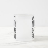 おもしろいな甘いブラウンはだれもそれの得られた時間ではないです フロストグラスマグカップ (中央)