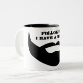 おもしろいな白黒は"後を追います私を、私持っていますひげ"を ツートーンマグカップ (正面左)