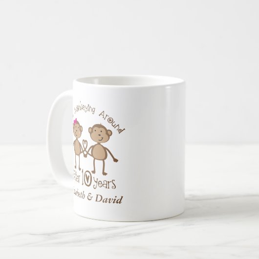 おもしろいな第10結婚記念日彼の彼女の物が襲う コーヒーマグカップ (正面左)