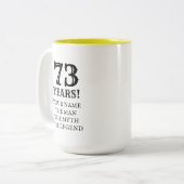 おもしろいな第73誕生日2は彼のためのマグのギフトのアイディアにある調子を与えます ツートーンマグカップ (正面左)