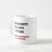 おもしろいな考古学者は何でもしゃれと日付を記入します コーヒーマグカップ (正面左)