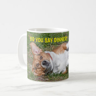 おもしろいな脂肪質のビーグル犬は夕食を言うためにしましたか。 コーヒーマグカップ