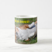 おもしろいな脂肪質のビーグル犬は夕食を言うためにしましたか。 コーヒーマグカップ (中央)
