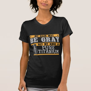 おもしろいな膝の取り替えのより古い灰色の毛の外科 Tシャツ