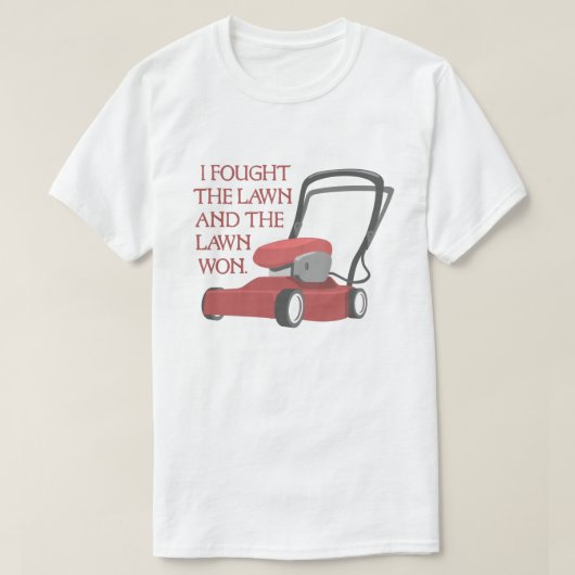 おもしろいな芝刈機私によっては芝生の草の刈が戦いました Tシャツ (デザイン正面)
