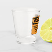 おもしろいな警告の身体傷害のパーティーの飲む引用文 ショットグラス (左)