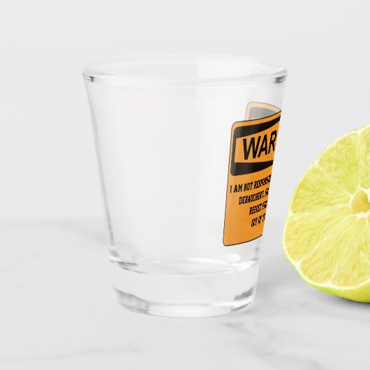 おもしろいな警告の身体傷害のパーティーの飲む引用文 ショットグラス (左)