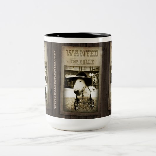 おもしろいな野生の西のブルテリアのコーヒー・マグ ツートーンマグカップ (中央)