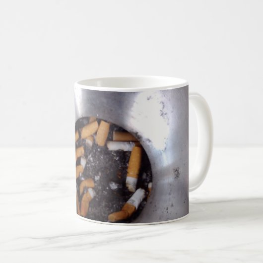 おもしろいな銀製の喫煙者の灰皿の吸いがら コーヒーマグカップ (正面右)