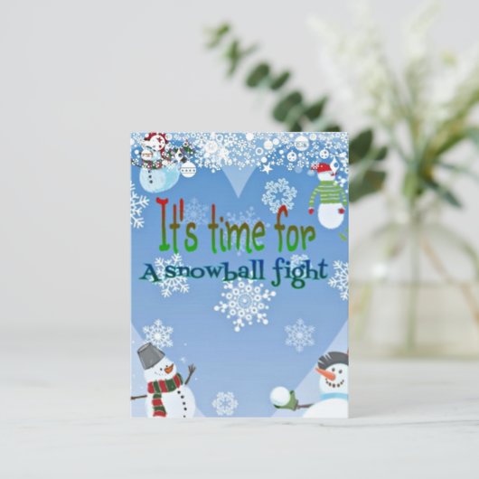 おもしろいな雪だるまの雪玉の戦いのクリスマスのギフト シーズンポストカード (スタンド正面)