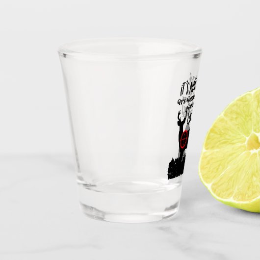 おもしろいな食料雑貨品店の狩りの人の引用文の木びき台のシカ ショットグラス (左)