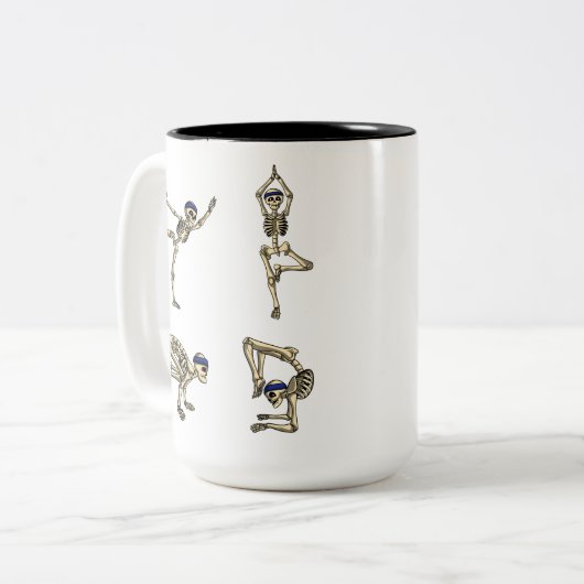 おもしろいな骨組ヨガのトレーニングはハロウィンを提起します ツートーンマグカップ (正面左)