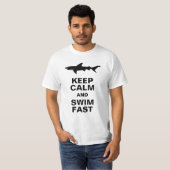 おもしろいな鮫は平静を保ち、速く泳ぎます Tシャツ (正面フル)