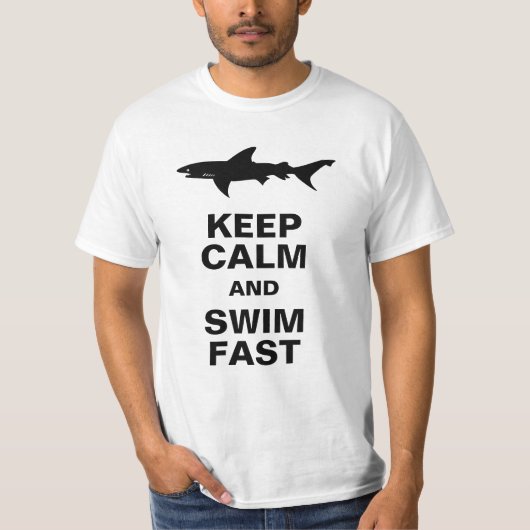 おもしろいな鮫は平静を保ち、速く泳ぎます Tシャツ (正面)
