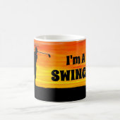 おもしろいな"私はスウィンガー"のゴルフです コーヒーマグカップ (中央)