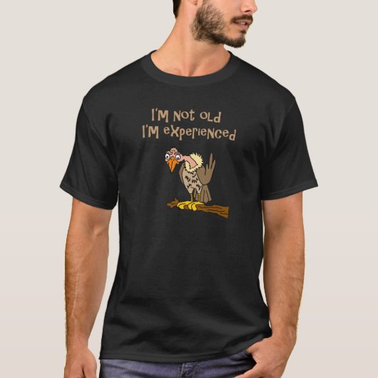 おもしろいなBuzzardは私が古くない私であるベテランことを言います Tシャツ (正面)