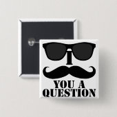 おもしろいなIの口ひげ質問黒のサングラス 缶バッジ (正面&裏面)