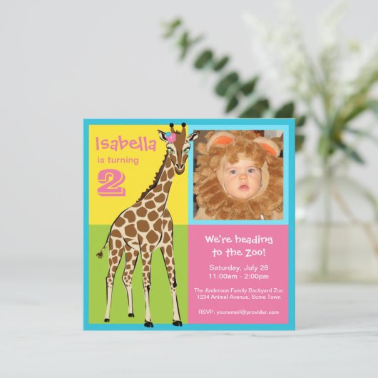 おもしろいのカラフルな小さな女の子のキリンの写真の招待状 招待状 (スタンド正面)