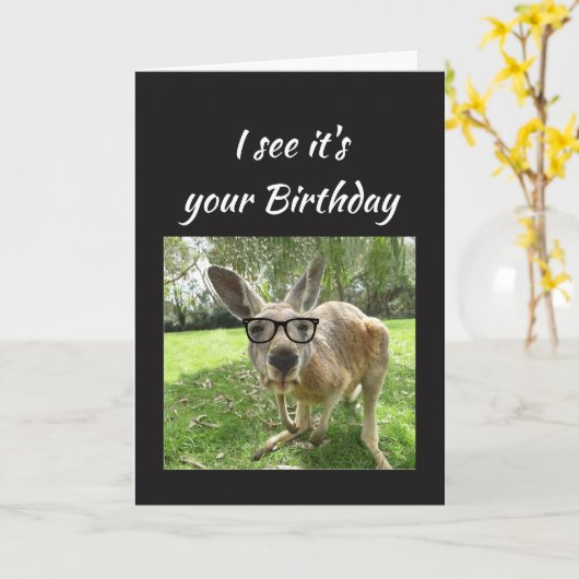 おもしろいのカンガルーは仲間のオーストラリア動物のユーモアを元気づけます カード (黄色い花)