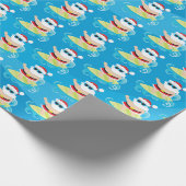 おもしろいのビーチのサーフィンのクリスマスのサンタの覆いのパーティー ラッピングペーパー (角)