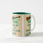 おもしろいの元のプリントの平静そしてウクレレを保って下さい ツートーンマグカップ (正面右)